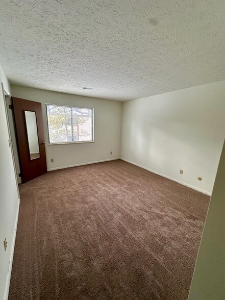 Building Photo - 2160 Hedgerow Road