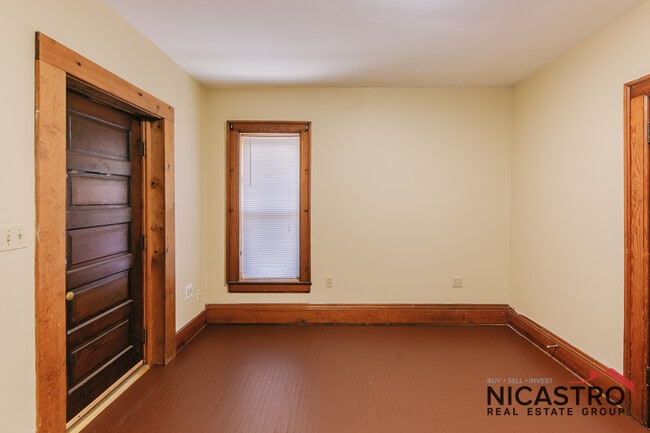 Building Photo - 182 E Lane Ave