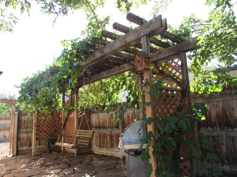 Building Photo - 2116 Bookcliff Ave