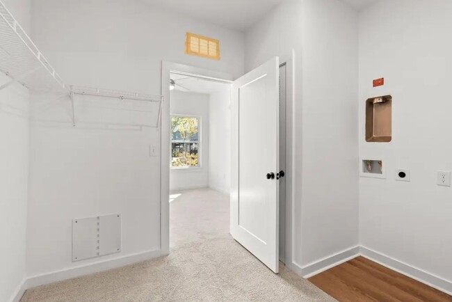 Building Photo - Newer 1 bedroom condo in The Ontario in Na...