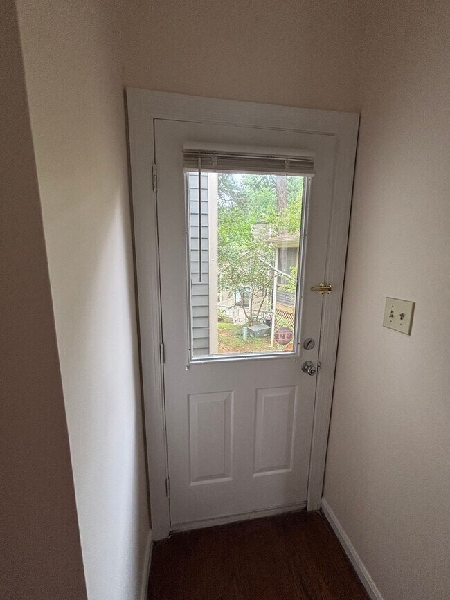 Building Photo - Great condo, GREAT PRICE! APPLY NOW!!
