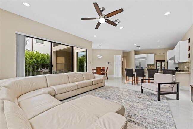 Building Photo - 9571 Eden Roc Ct