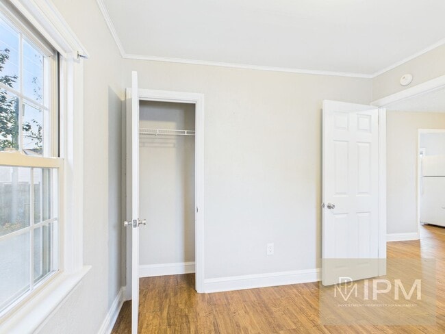 Building Photo - Available Now!!  Charming 2 Bed, 1 Bath Ho...