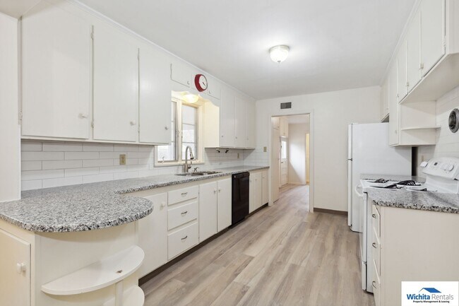 Building Photo - Mid Century Modern Ranch in Eastbourough