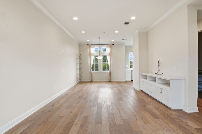 Building Photo - Gorgeous 2 Bed, 2.5 Bath Townhome in Exclusive Reflection Community!