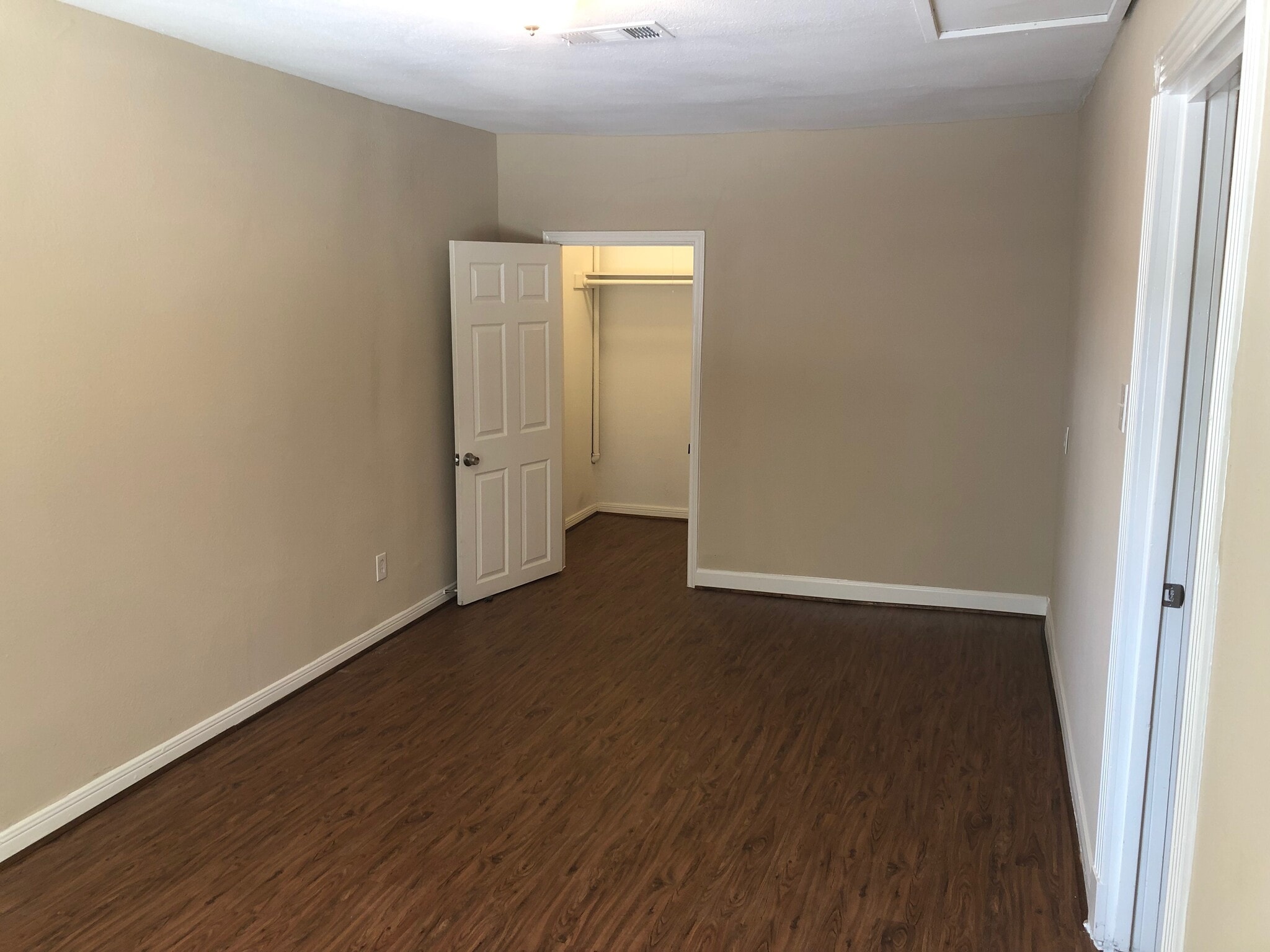 Bedroom 3. Dims: 119" X 227". Walk in closet. - 5235 Kingsbury St