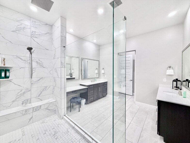 Building Photo - 2506 E Pleasant Ln