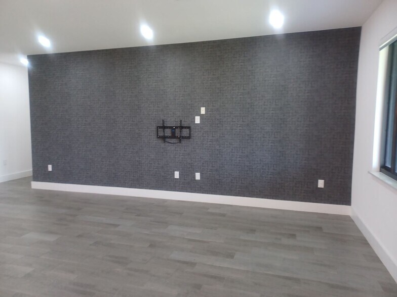 Building Photo - Available Now: Spacious 3 Bedroom / 2 Bathroom With a Large Fenced Yard