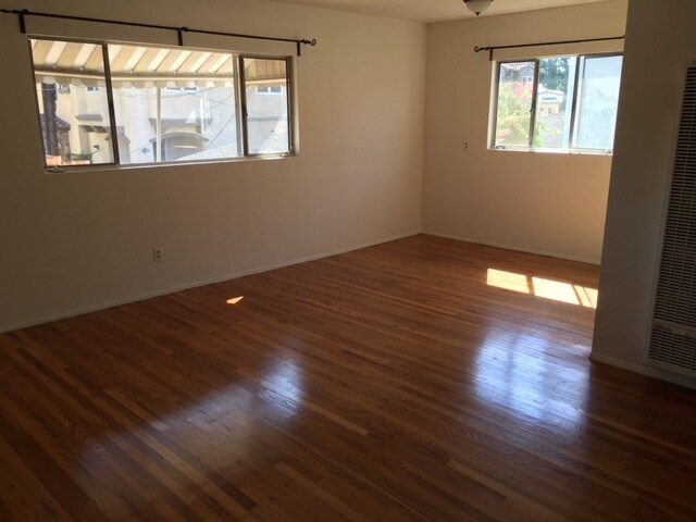 Sun filled living/dining space - 4039 Duquesne Ave