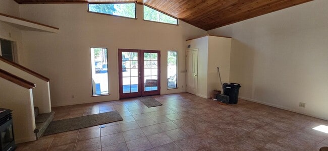 Building Photo - Spacious 3-bedroom, 2-bath multi-family home