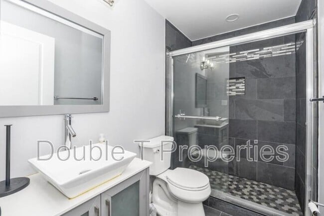 Building Photo - 1841 Graymount Way