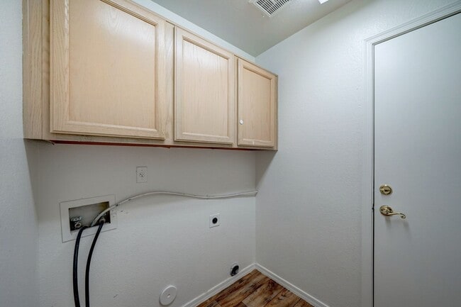 Building Photo - AVAILABLE NOW!!!!!