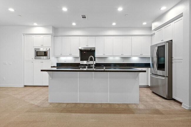 Building Photo - Beautiful 3 Bed, 3 Bath Home in Desirable Portola Springs