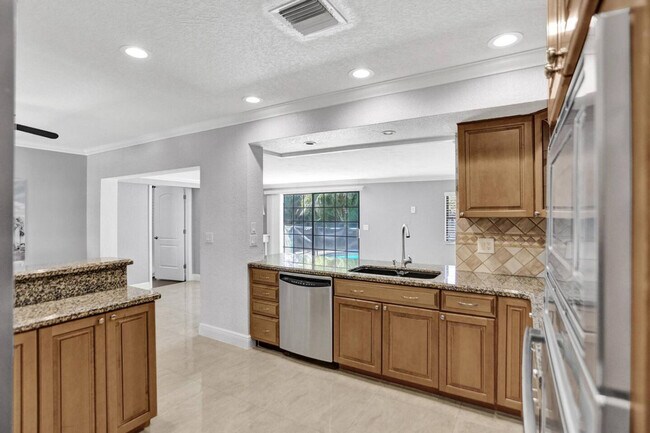 Building Photo - 2600 NE 52nd Ct