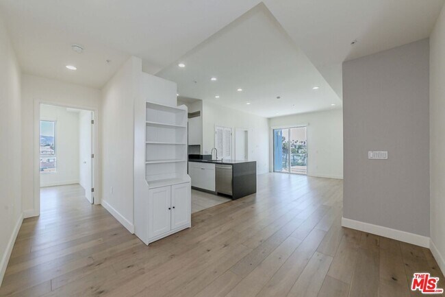 Building Photo - 105 S Mariposa Ave