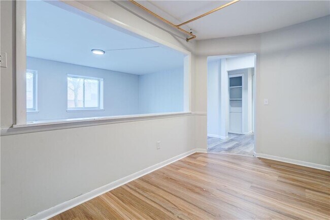 Building Photo - 404 Main St