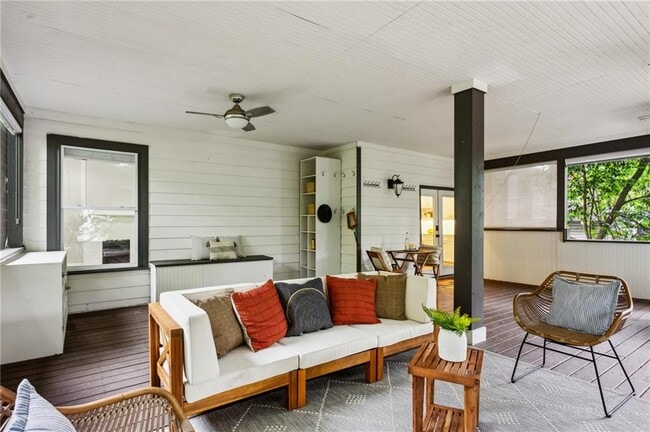 Building Photo - 843 Monroe Dr NE