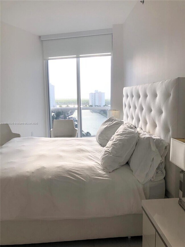 Building Photo - 15811 Collins Ave