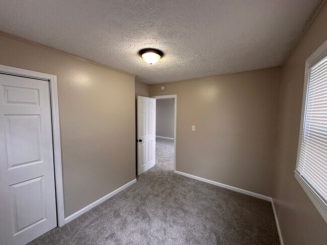 Building Photo - 4 bed 2 full bath home located in very desirable Irvington.
