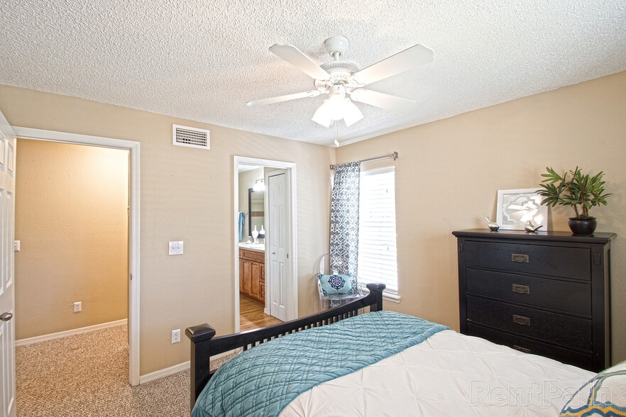 Interior Photo - Pinewood Park