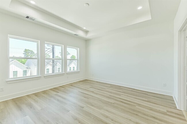 Building Photo - 5703 Balbo St