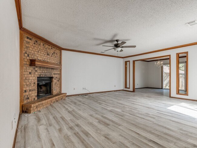 Building Photo - 3 Bed 2 bath!