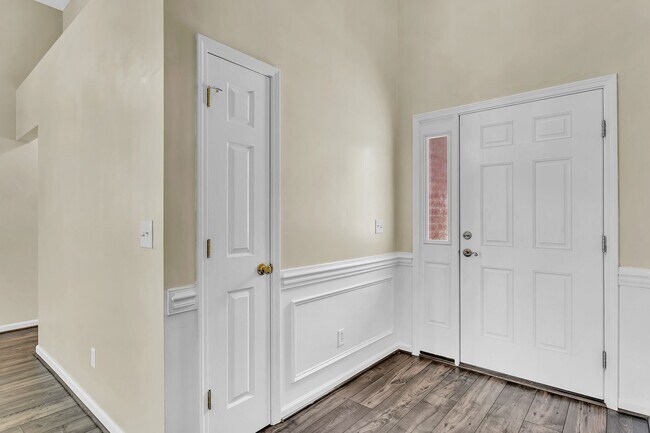 Building Photo - 3 Bedroom 2 Bathroom Home in Hampton Place...