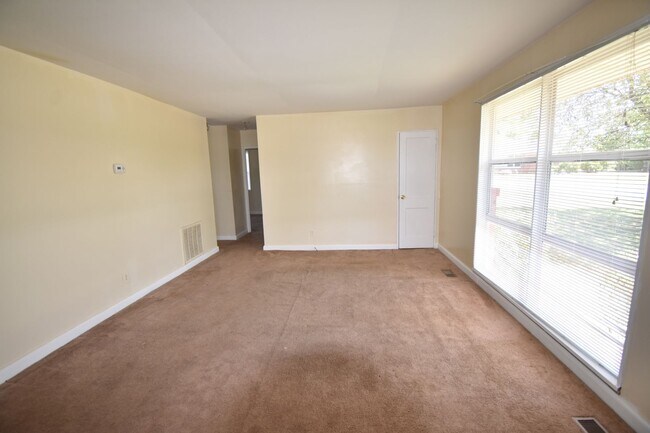 Building Photo - 486 McBain Dr