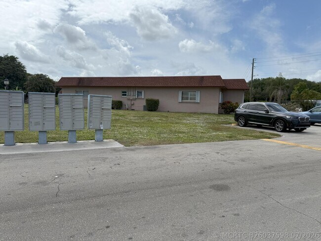 Building Photo - 1918 Palmland Dr