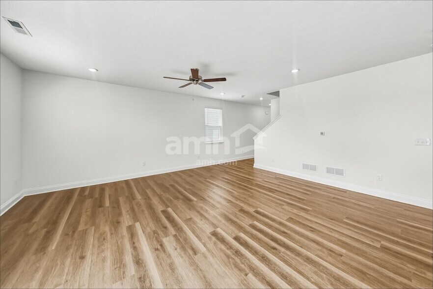 Building Photo - 21 Shady Elm Ln