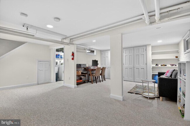 Building Photo - 3005 McKinley St NW