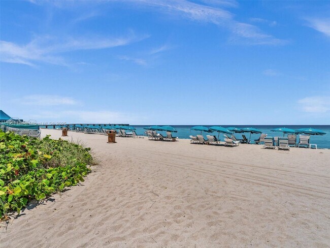 Building Photo - 16500 Collins Ave