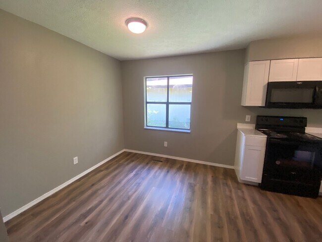 Building Photo - Newly remodeled 3 bedroom 2 bath home with...