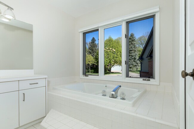 Building Photo - 37743 Avon Ln