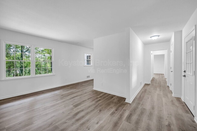 Building Photo - 1586 Kings Rd