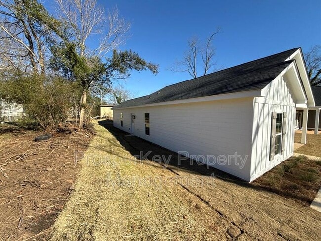 Building Photo - 405 E Chappell St