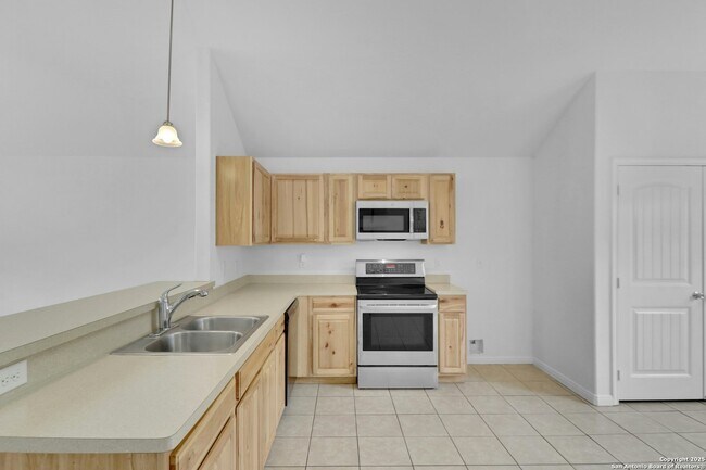 Building Photo - 2720 Golf Dr