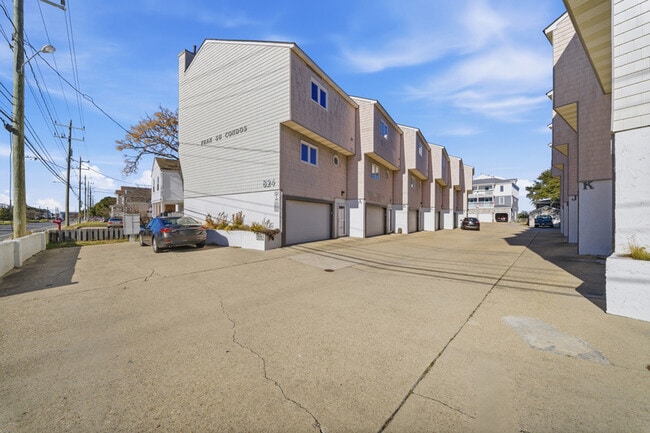 Building Photo - 824 W Ocean View Ave