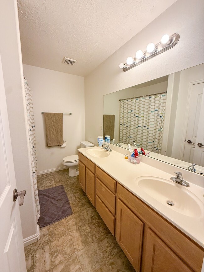 Building Photo - 884 Capital Ave