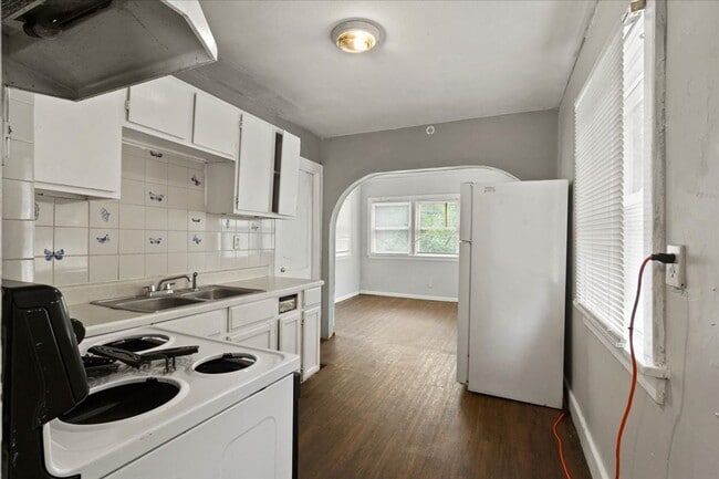 Building Photo - 2 Bed 1 Bath