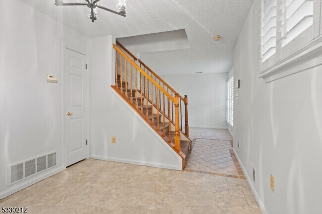 Building Photo - 98 Vaughan Dr