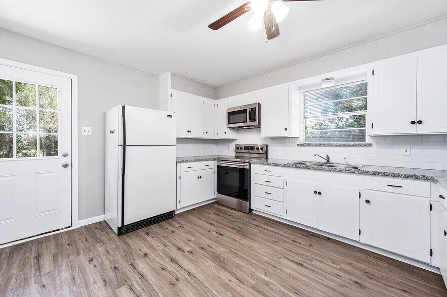 Kitchen - 4111 Victoria Ave