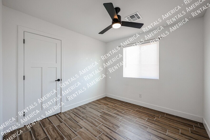 Building Photo - 526 S Crismon Rd
