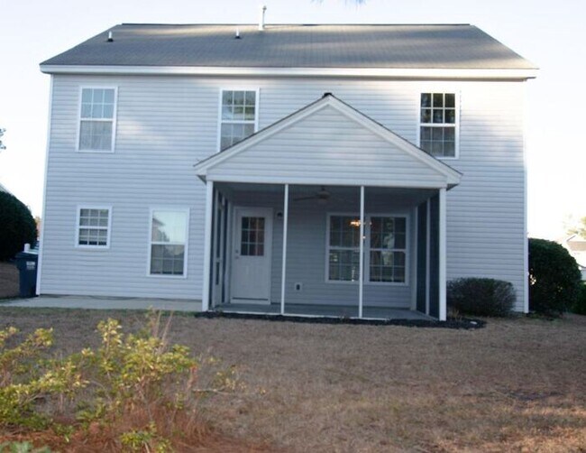 Building Photo - Large 3 bedroom 2 living room house w comm Pool!