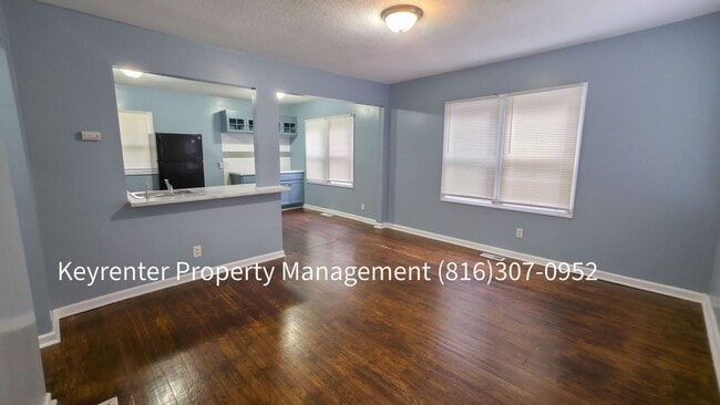 Building Photo - 2 Bed 1 Bath $950