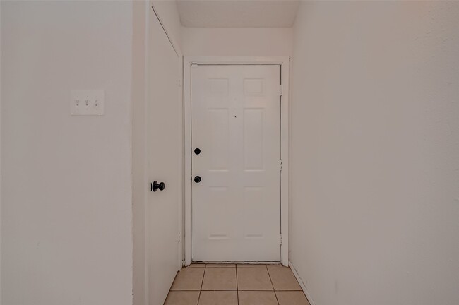 Building Photo - 11009 Crenchrus Ct