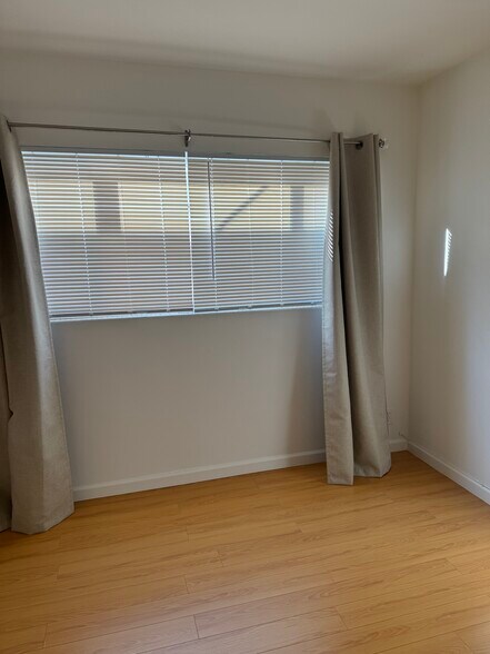 Building Photo - 914 3rd St