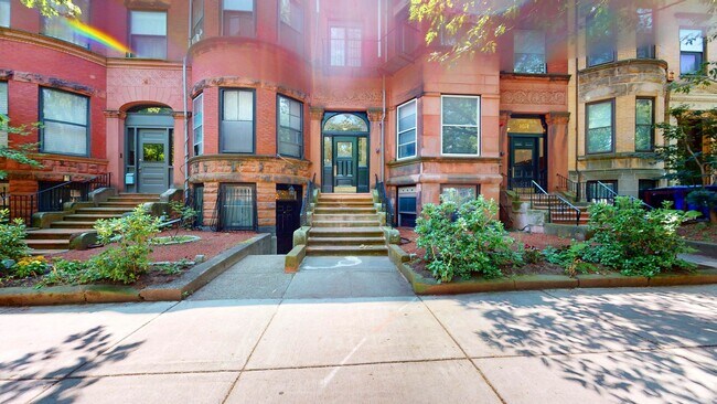 Building Photo - Nice, large studio in a prime location in ...