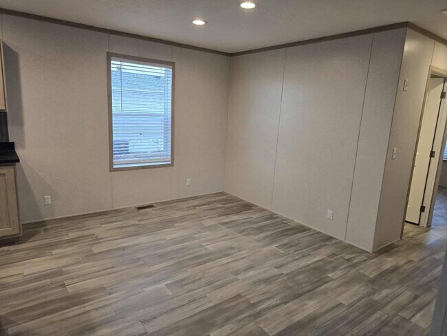 Building Photo - 415 NW Poplar Ave