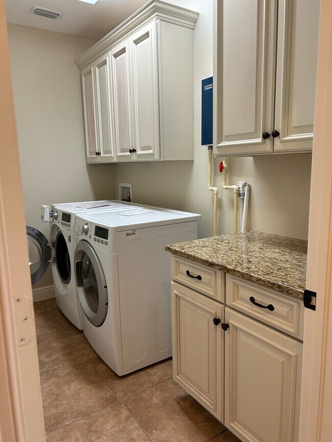 Building Photo - 4412 Vanda Dr